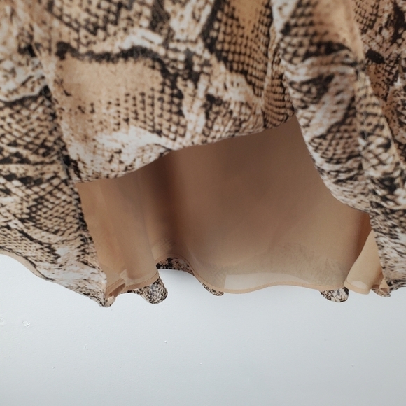 Gilli Shirt Medium Sleeveless Tiered Blouse Brown Tan‎ Snakeprint Keyhole back - Picture 4 of 11